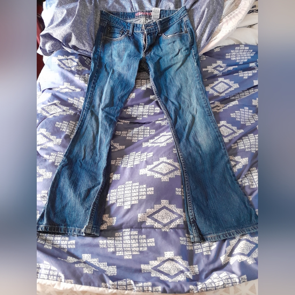 Woman's super low skinny boot cut levi's jeans.  Size 7m.